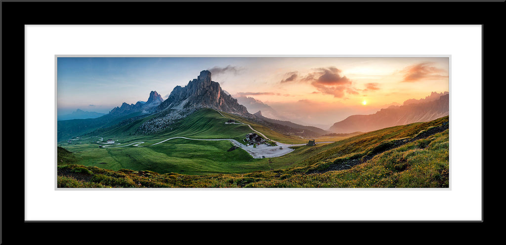 Panorama Natur Fotografie der Dolomiten in den Alpen bei Sonnenuntergang. Fotokunst online kaufen. Wandbild im Rahmen