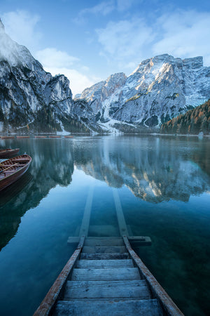 Natur Wasser Fotografie des Pragser Wildsee in Südtirol im Hochformat. Fotokunst online kaufen. Wandbild hinter Acrylglas oder als Poster