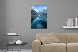 Aufgehängte Natur Wasser Fotografie des Pragser Wildsee in Südtirol im Hochformat. Fotokunst online kaufen. Wandbild hinter Acrylglas oder als Poster