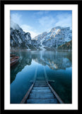 Natur Wasser Fotografie des Pragser Wildsee in Südtirol im Hochformat. Fotokunst online kaufen. Wandbild im Rahmen