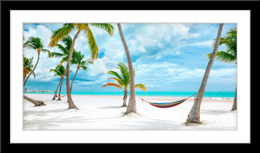 Natur Panorama Fotografie von traumhaftem Strand mit Palmen und Türkisen Meer mit Hängematte. Fotokunst online kaufen. Wandbild im Rahmen