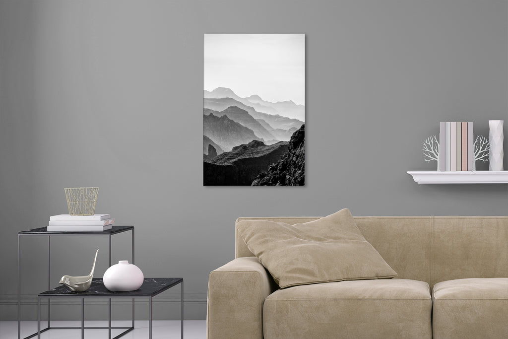 Aufgehängte Schwarz-Weiß Natur Fotografie von Bergen, die im Nebel verschwinden. Fotokunst online kaufen. Wandbild hinter Acrylglas oder als Poster