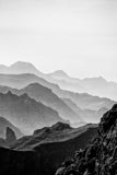 Schwarz-Weiß Natur Fotografie von Bergen, die im Nebel verschwinden. Fotokunst online kaufen. Wandbild hinter Acrylglas oder als Poster