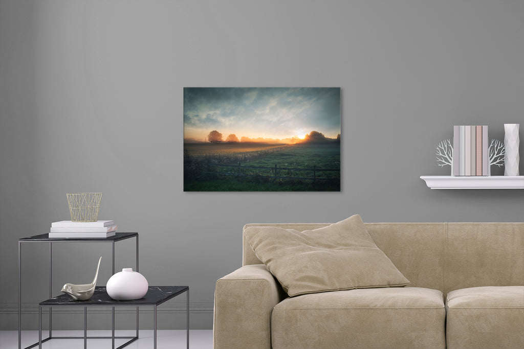 Aufgehängte Natur Fotografie von einem Feld mit Nebel bei Sonnenaufgang. Fotokunst online kaufen. Wandbild hinter Acrylglas oder als Poster