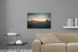 Aufgehängte Natur Fotografie von einem Feld mit Nebel bei Sonnenaufgang. Fotokunst online kaufen. Wandbild hinter Acrylglas oder als Poster