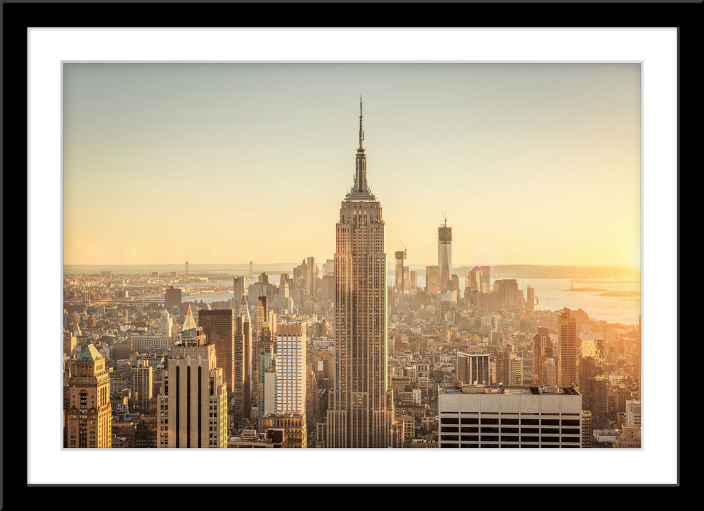 Architektur Fotografie des Empire State Buildigs mit Blick Down Town bei Sonnenuntergang. Fotokunst online kaufen. Wandbild im Rahmen