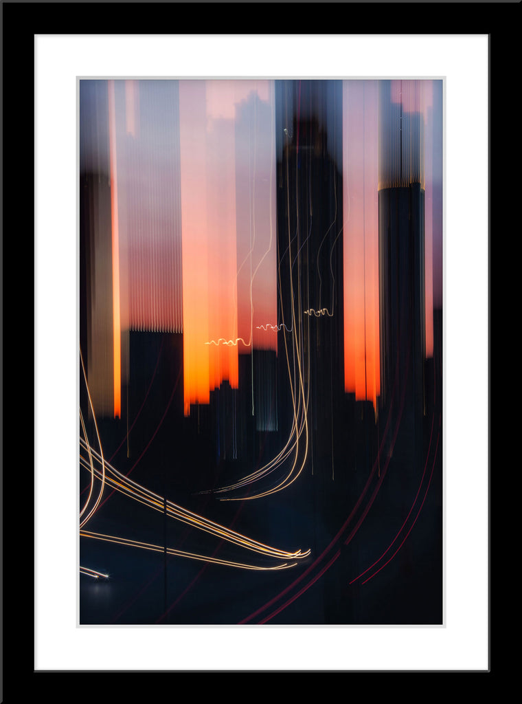 Abstrakte Fotografie von Hochhäusern und einer Straße mit Autos. Fotokunst online kaufen. Wandbild im Rahmen