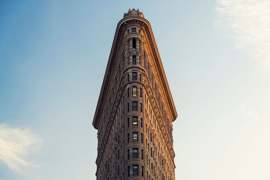 Architektur Fotografie vom Flatiron Gebäude in New York. Fotokunst online kaufen. Wandbild hinter Acrylglas oder als Poster