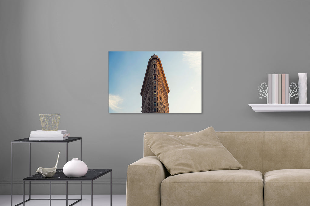 Aufgehängtes Architektur Fotografie vom Flatiron Gebäude in New York. Fotokunst online kaufen. Wandbild hinter Acrylglas oder als Poster