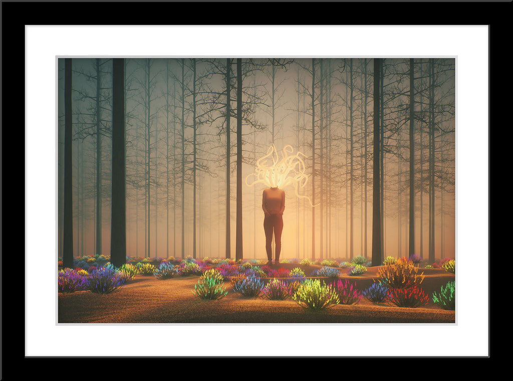 Abstrakte Fotografie einer Frau in einem Wald. Fotokunst online kaufen. Wandbild im Rahmen