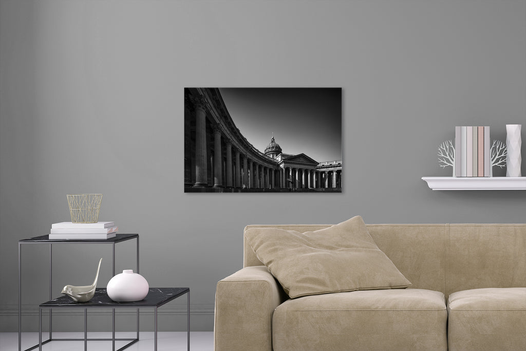 Aufgehängte Schwarz-Weiß Architektur Fotografie der Kasan Kathedrale in St. Petersburg. Fotokunst online kaufen. Wandbild hinter Acrylglas oder als Poster