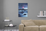 Aufgehängte Fotografie von einem Leuchtturm im Winter bei Nacht mit Sternenhimmel. Fotokunst online kaufen. Wandbild hinter Acrylglas oder als Poster