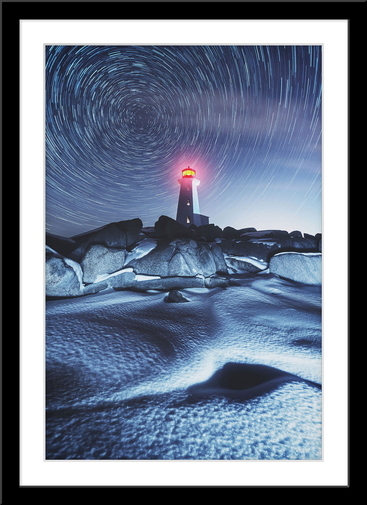Fotografie von einem Leuchtturm im Winter bei Nacht mit Sternenhimmel. Fotokunst online kaufen. Wandbild im Rahmen