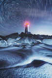 Fotografie von einem Leuchtturm im Winter bei Nacht mit Sternenhimmel. Fotokunst online kaufen. Wandbild hinter Acrylglas oder als Poster