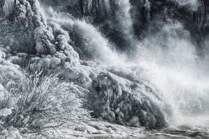 Natur Landschafts Fotografie von einem gefrorenen Wasserfall im Winter. Fotokunst online kaufen. Wandbild hinter Acrylglas oder als Poster