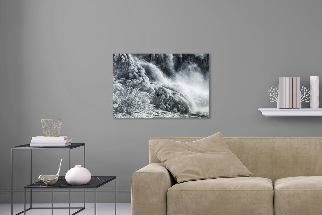 Aufgehängte Natur Landschafts Fotografie von einem gefrorenen Wasserfall im Winter. Fotokunst online kaufen. Wandbild hinter Acrylglas oder als Poster