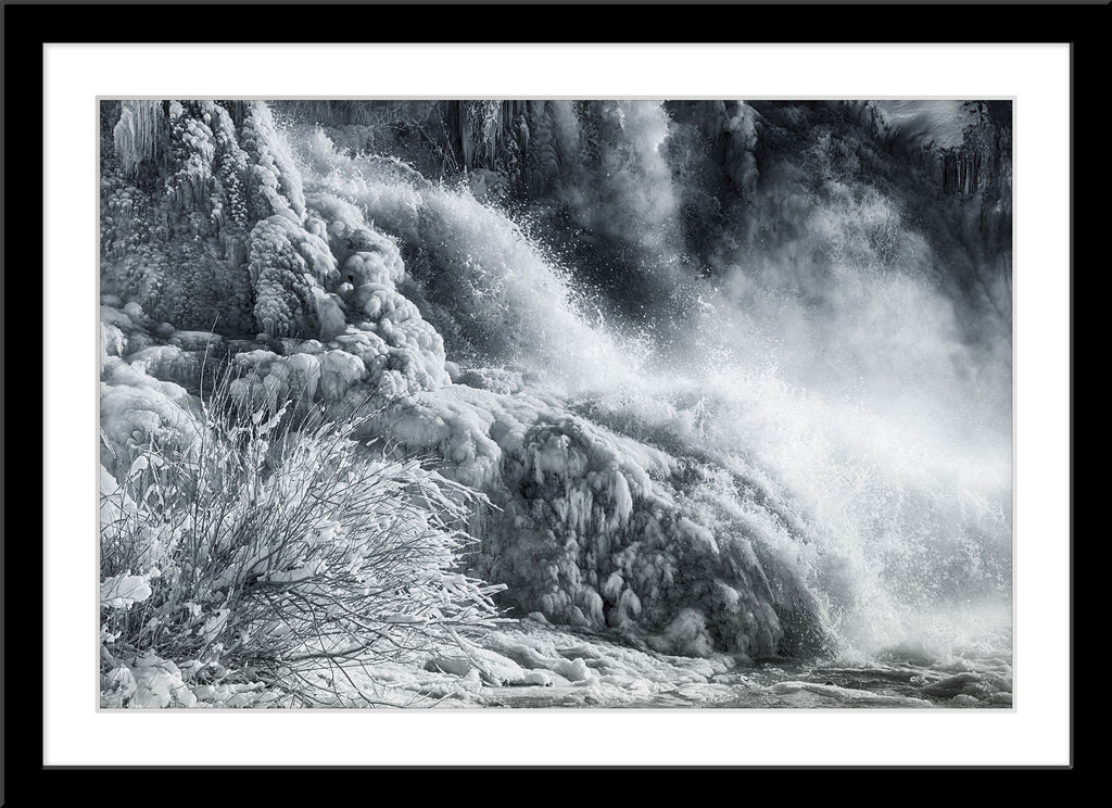 Natur Landschafts Fotografie von einem gefrorenen Wasserfall im Winter. Fotokunst online kaufen. Wandbild im Rahmen
