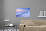 Aufgehängte Natur Fotografie einer gefrorenen Landschaft im Schnee bei Sonnenuntergang. Fotokunst online kaufen. Wandbild hinter Acrylglas oder als Poster