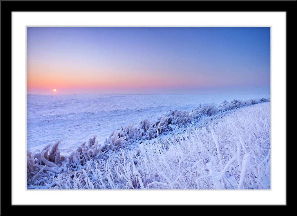 Natur Fotografie einer gefrorenen Landschaft im Schnee bei Sonnenuntergang. Fotokunst online kaufen. Wandbild im Rahmen