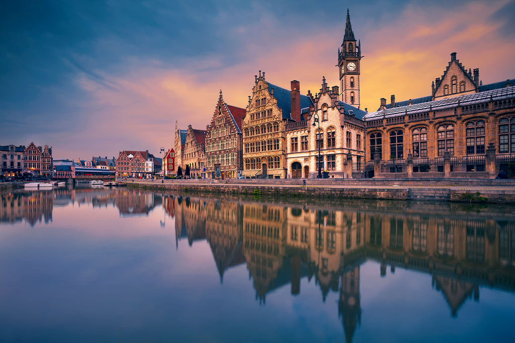 Stadt Fotografie von Gent bei Sonnenaufgang. Fotokunst online kaufen. Wandbild hinter Acrylglas oder als Poster