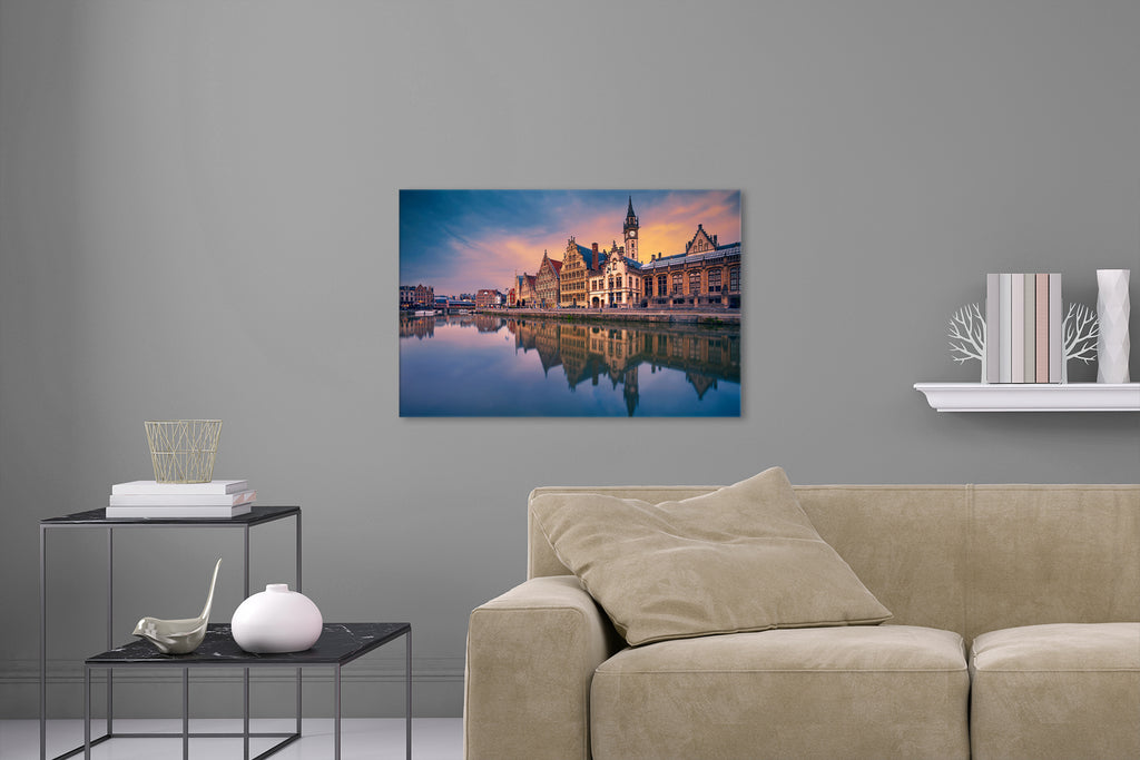 Aufgehängte Stadt Fotografie von Gent bei Sonnenaufgang. Fotokunst online kaufen. Wandbild hinter Acrylglas oder als Poster