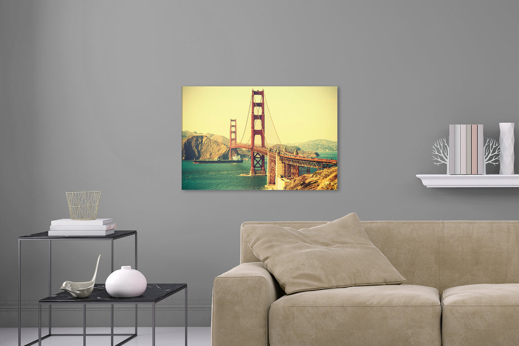 Aufgehängte Fotografie der Golden Gate Bridge in San Francisco im Sommer. Fotokunst online kaufen. Wandbild hinter Acrylglas oder als Poster
