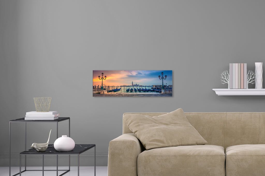 Aufgehängte Stadt Fotografie von Gondeln in Venedig bei Sonnenuntergang im Panorama Format. Fotokunst online kaufen. Wandbild hinter Acrylglas oder als Poster