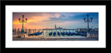 Stadt Fotografie von Gondeln in Venedig bei Sonnenuntergang im Panorama Format. Fotokunst online kaufen. Wandbild im Rahmen
