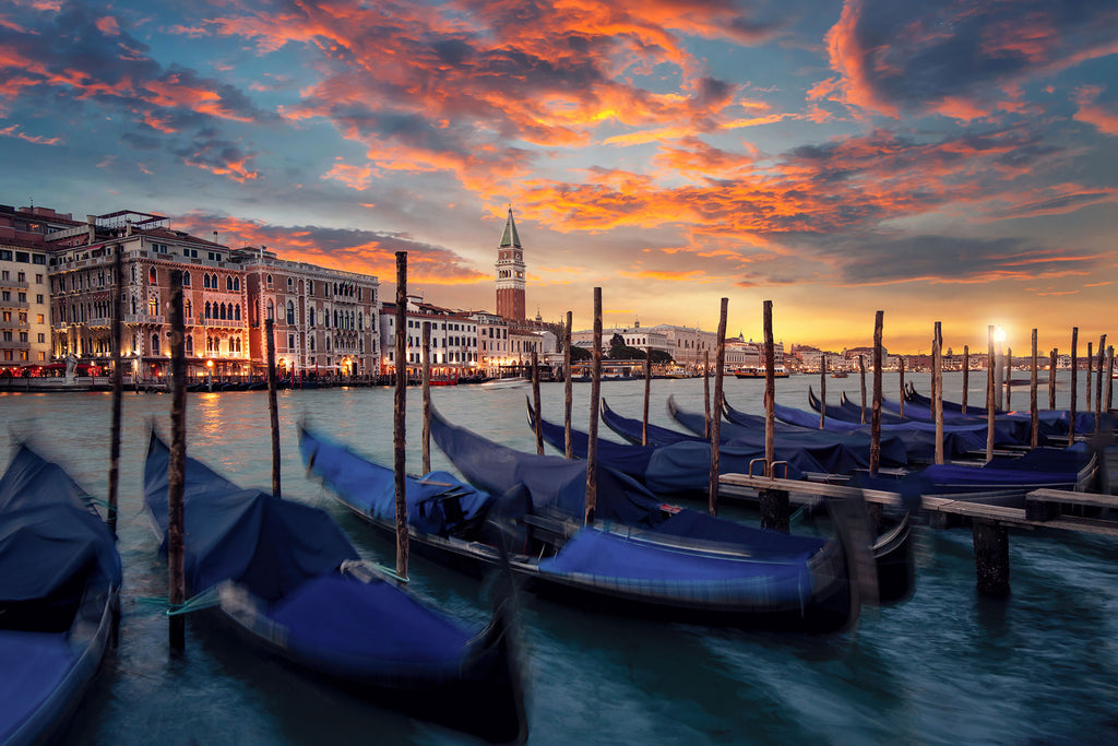 Stadt Fotografie von Venedig bei Sonnenuntergang mit Gondeln. Fotokunst online kaufen. Wandbild hinter Acrylglas oder als Poster