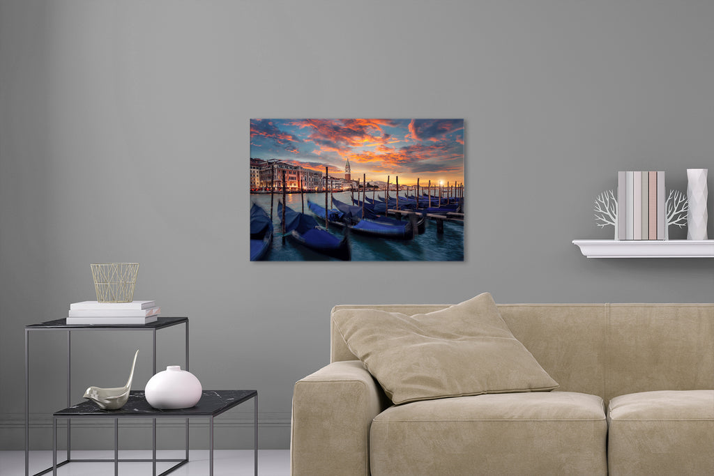 Aufgehängte Stadt Fotografie von Venedig bei Sonnenuntergang mit Gondeln. Fotokunst online kaufen. Wandbild hinter Acrylglas oder als Poster