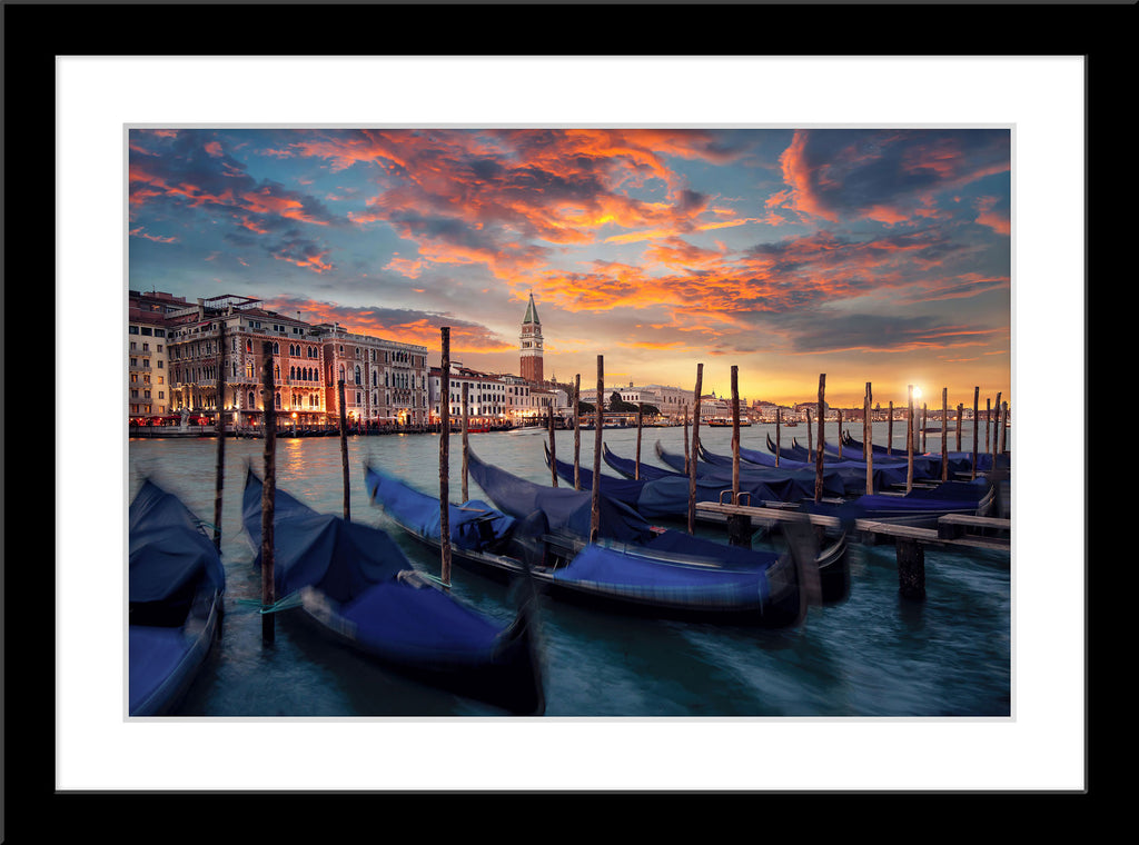 Stadt Fotografie von Venedig bei Sonnenuntergang mit Gondeln. Fotokunst online kaufen. Wandbild im Rahmen