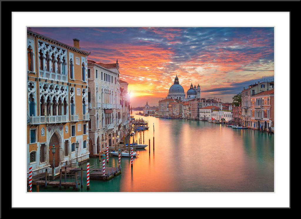 Stadt Architektur Fotografie vom Grand Canal in Venedig bei Sonnenuntergang. Fotokunst online kaufen. Wandbild im Rahmen