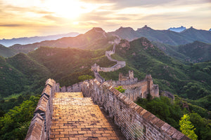 Architektur Natur Fotografie der Chinesischen Mauer bei Sonnenaufgang. Fotokunst online kaufen. Wandbild hinter Acrylglas oder als Poster