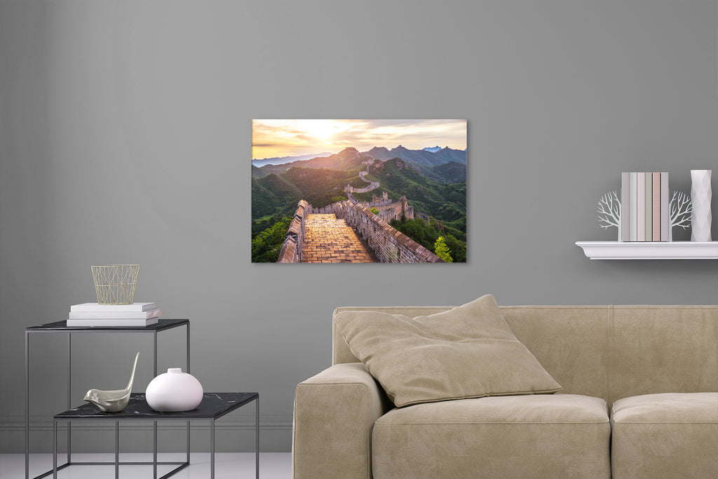 Aufgehängte Architektur Natur Fotografie der Chinesischen Mauer bei Sonnenaufgang. Fotokunst online kaufen. Wandbild hinter Acrylglas oder als Poster
