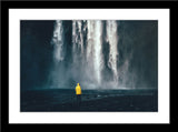 People Natur Landschafts Fotografie von einem Mensch in gelber Regenjacke vor einem Wasserfall. Fotokunst und Bilder online kaufen. Wandbild im Rahmen