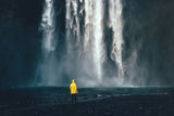 People Natur Landschafts Fotografie von einem Mensch in gelber Regenjacke vor einem Wasserfall. Fotokunst und Bilder online kaufen. Wandbild hinter Acrylglas oder als Poster