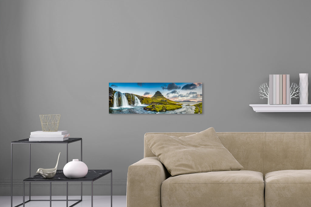 Aufgehängte Landschafts Natur Fotografie der Kirkjufell und Wasserfällen in Island im Panorama Format. Fotokunst und Bilder online kaufen. Wandbild hinter Acrylglas oder als Poster