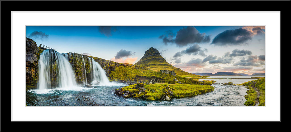 Landschafts Natur Fotografie der Kirkjufell und Wasserfällen in Island im Panorama Format. Fotokunst und Bilder online kaufen. Wandbild im Rahmen