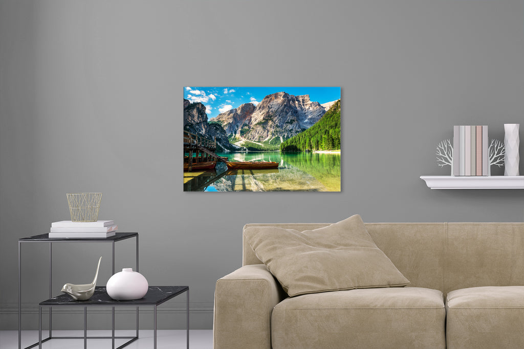 Aufgehängte Landschafts Natur Fotografie des Pragser Wildsees mit Booten im Sommer in Südtirol. Fotokunst und Bilder online kaufen. Wandbild hinter Acrylglas oder als Poster 