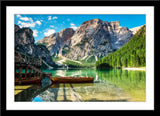 Landschafts Natur Fotografie des Pragser Wildsees mit Booten im Sommer in Südtirol. Fotokunst und Bilder online kaufen. Wandbild hinter Acrylglas oder als Poster 