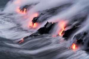Natur Fotografie von Lava die ins Meer fließt. Fotokunst und Bilder online kaufen. Wandbild hinter Acrylglas oder als Poster