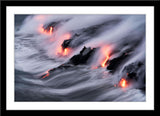 Natur Fotografie von Lava die ins Meer fließt. Fotokunst und Bilder online kaufen. Wandbild im Rahmen