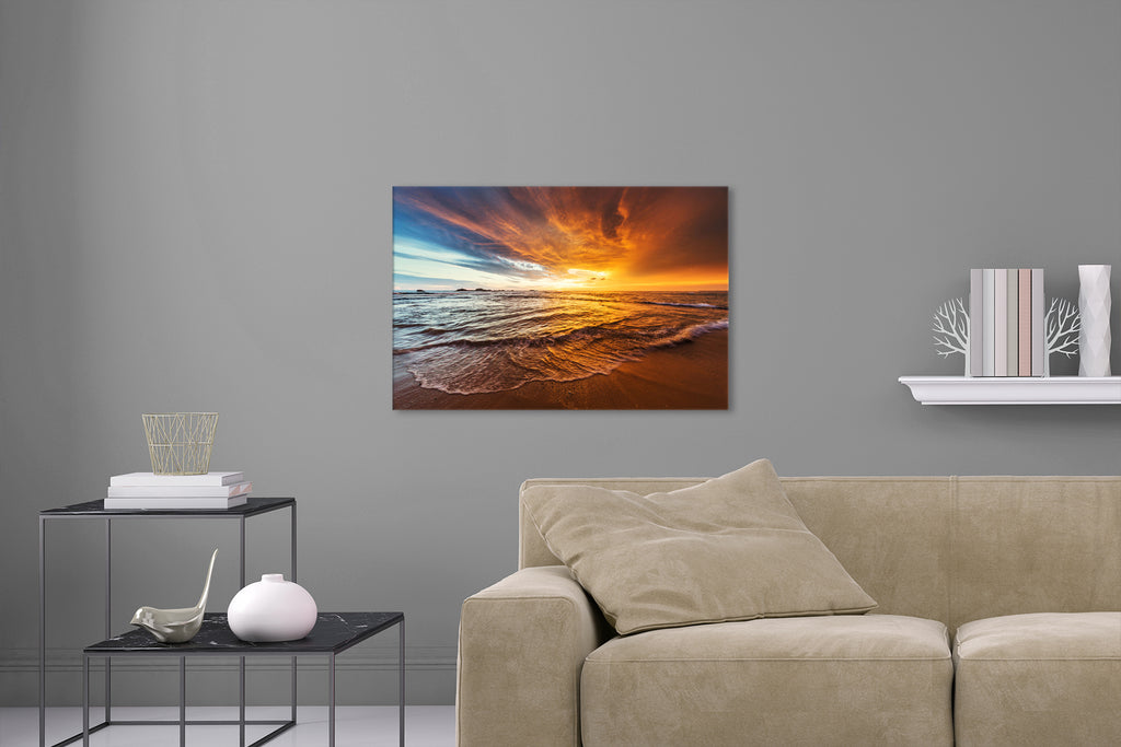 Aufgehängte Landschafts Natur Fotografie von einem Stand und Meer bei Sonnenuntergang. Fotokunst und Bilder online kaufen. Wandbild hinter Acrylglas oder als Poster