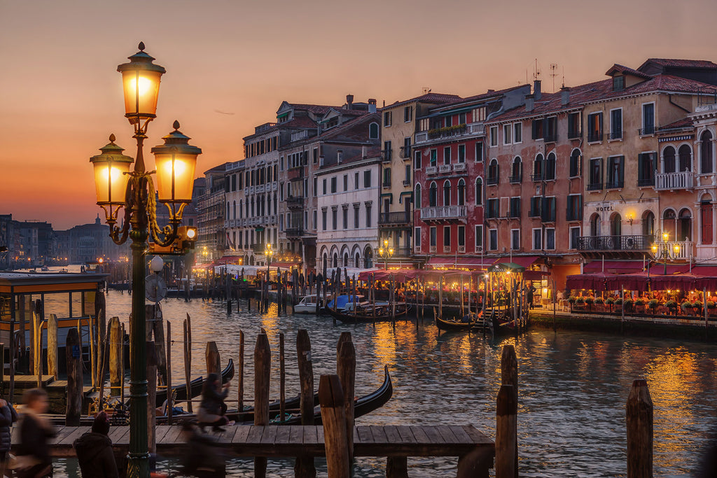 Architektur Stadt Fotografie von einer Laterne in Venedig bei Sonnenuntergang. Fotokunst und Bilder online kaufen. Wandbild hinter Acrylglas oder als Poster