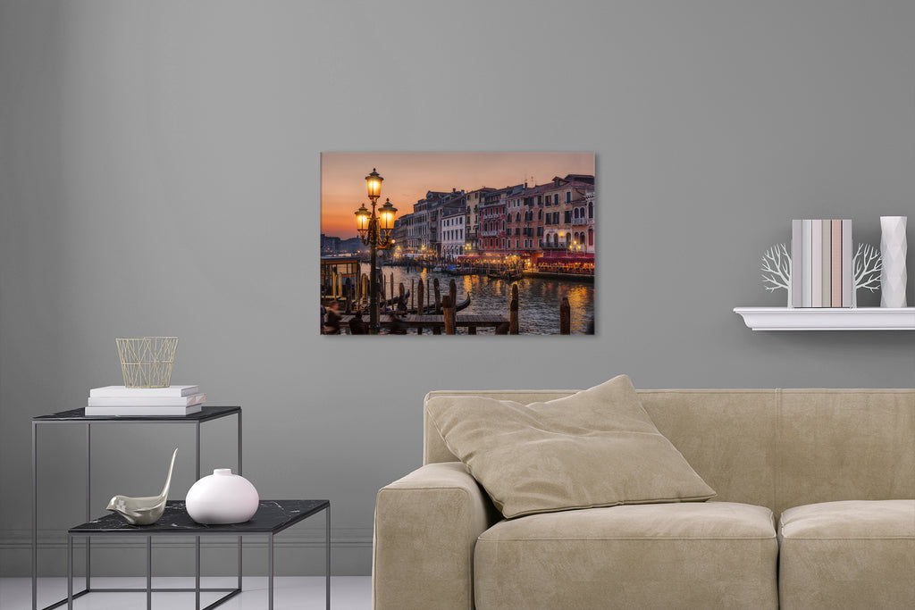 Aufgehängte Architektur Stadt Fotografie von einer Laterne in Venedig bei Sonnenuntergang. Fotokunst und Bilder online kaufen. Wandbild hinter Acrylglas oder als Poster