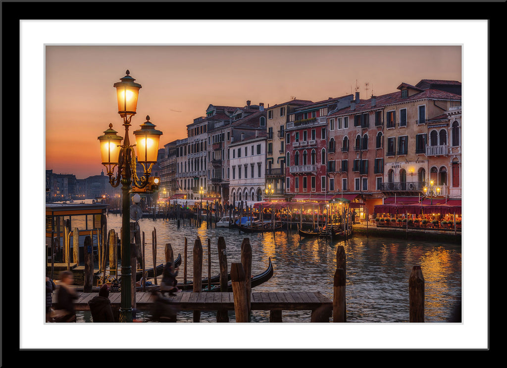 Architektur Stadt Fotografie von einer Laterne in Venedig bei Sonnenuntergang. Fotokunst und Bilder online kaufen. Wandbild im Rahmen