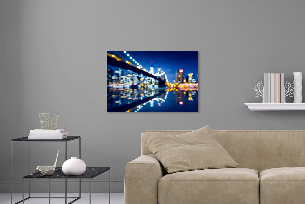 Aufgehängte Abstrakte Stadt Fotografie von verschobenen Lichtern der New York Skyline bei Nacht. Fotokunst und Bilder online kaufen. Wandbild hinter Acrylglas oder als Poster