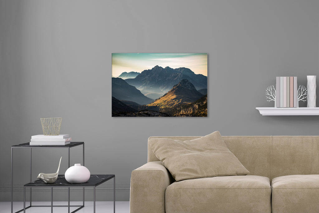 Aufgehängte Landschafts Fotografie von den Loferer Steinbergen bei Sonnenaufgang. Fotokunst und Bilder online kaufen. Wandbild hinter Acrylglas oder als Poster