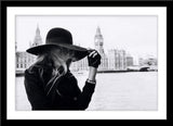Schwarz-Weiß People Fotografie von einer Frau mit Hut in schwarz vor der Themse und dem Palace of Westminster. Fotokunst und Bilder online kaufen. Wandbild im Rahmen