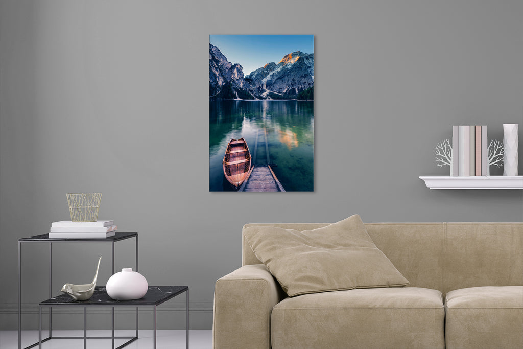 Aufgehängte Landschafts Natur Fotografie von einem Boot auf dem Pragser Wildsee im Hochformat. Fotokunst und Bilder online kaufen. Wandbild hinter Acrylglas oder als Poster